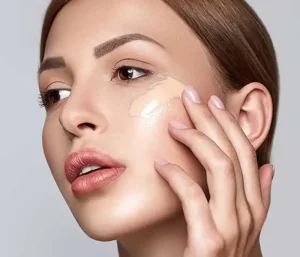 پوشاندن فرورفتگی جای جوش با ترفندهای آرایشی