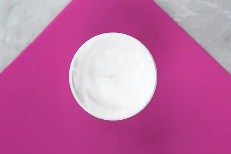 کرم روشن کننده چیست؟ تفاوت با کرم سفید کننده