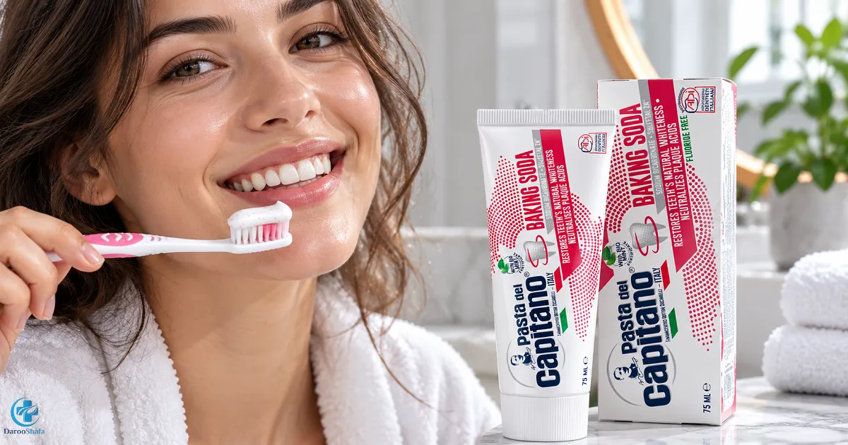 خمیر دندان جوش شیرین کاپیتانو Baking Soda در کنار مسواک و دندان‌ های تمیز