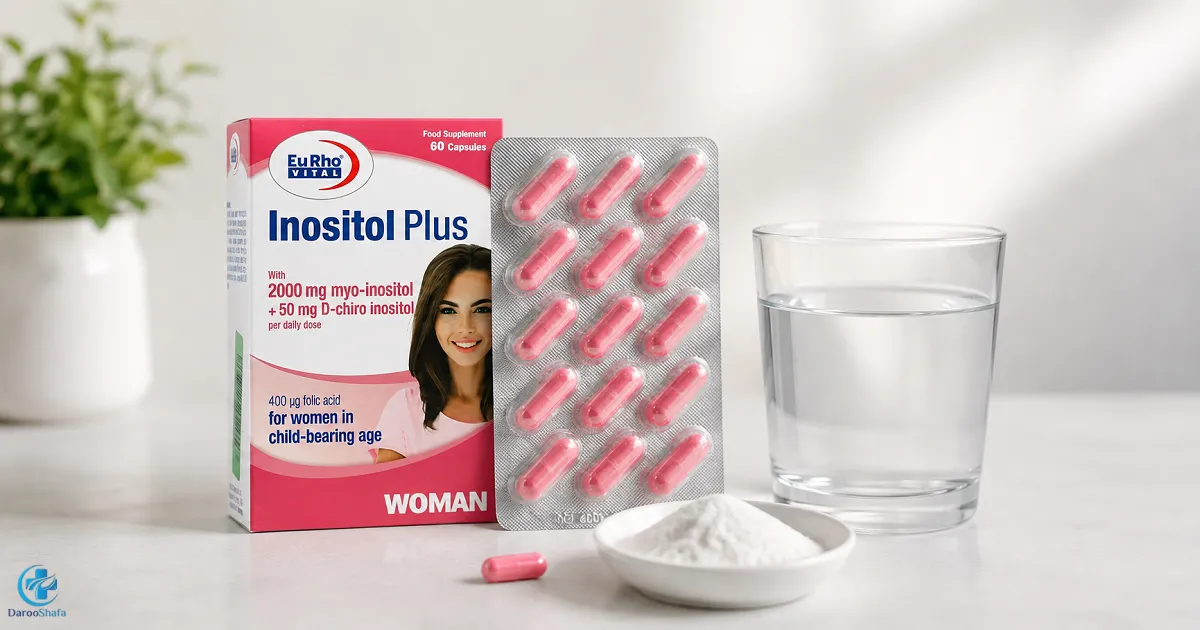 بسته مکمل Inositol Plus حاوی مایواینوزیتول و دی‌کایرواینوزیتول در کنار کپسول و لیوان آب