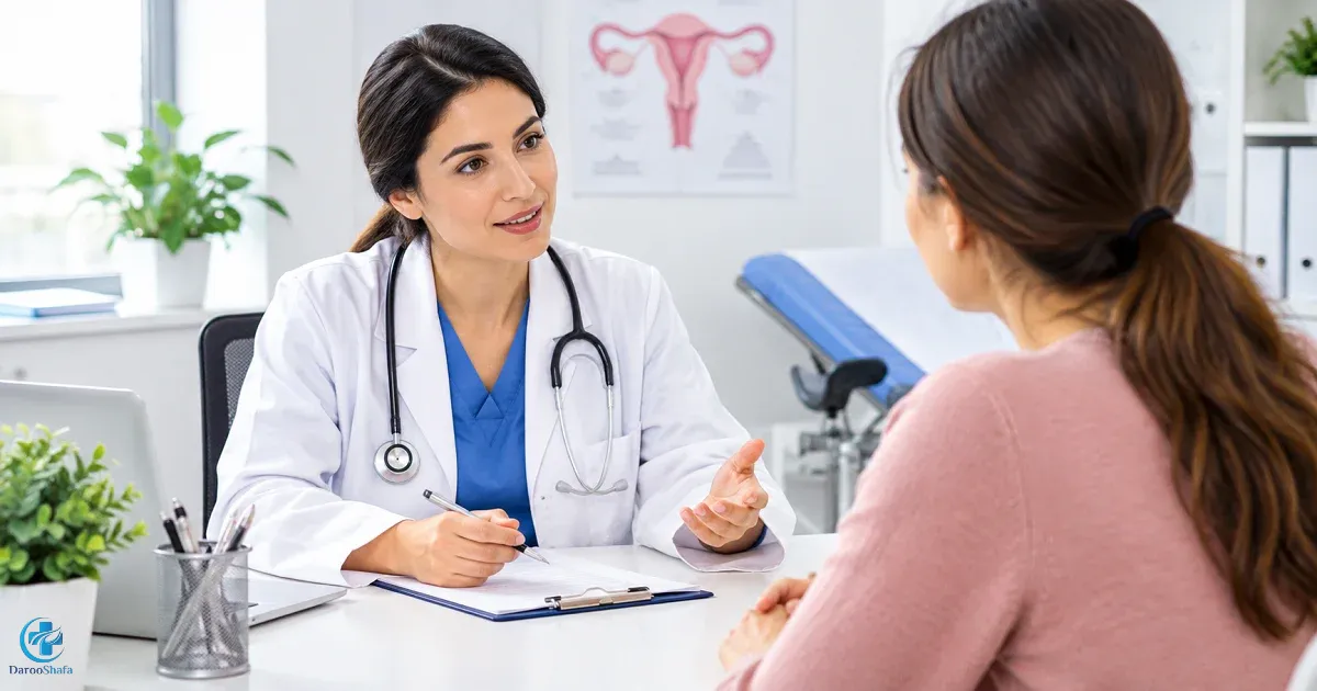 پزشک متخصص زنان در حال مشاوره با بیمار درباره علت خشکی واژن و انتخاب روش درمان مناسب